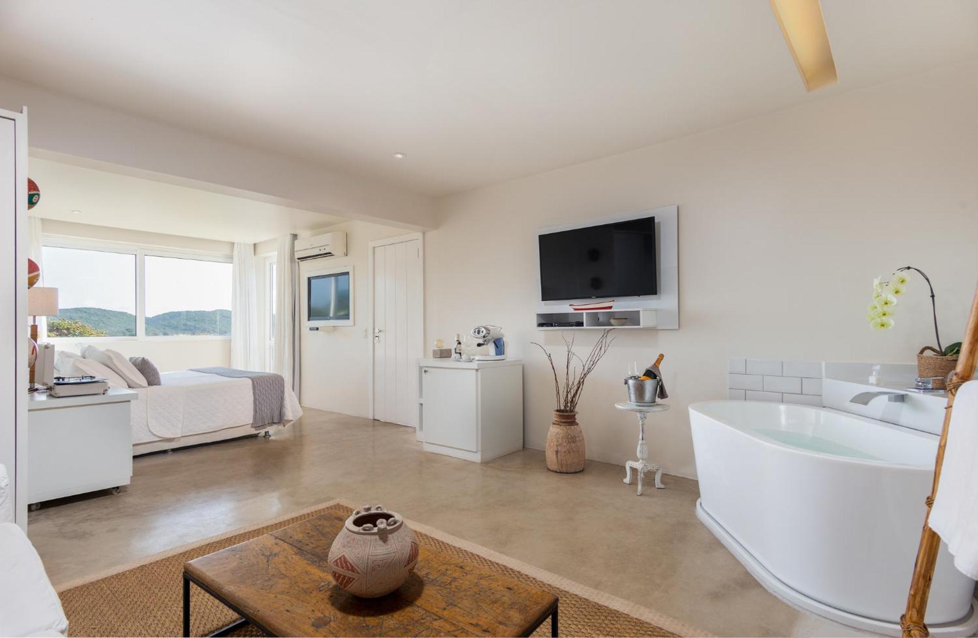 Loft Suite bathtub sea view